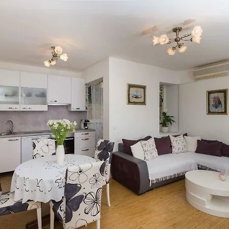 Apartment White Rose *