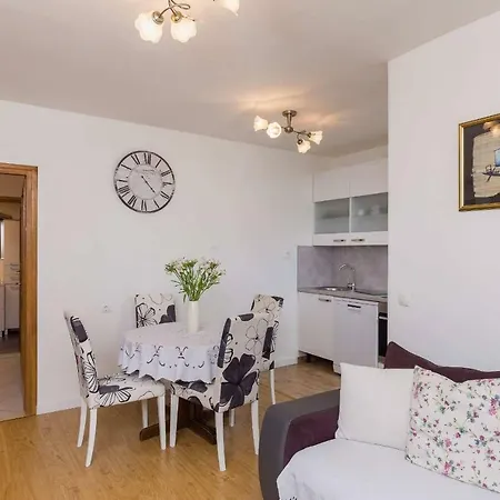 White Rose Apartment *