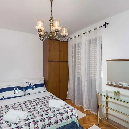 White Rose Apartment *