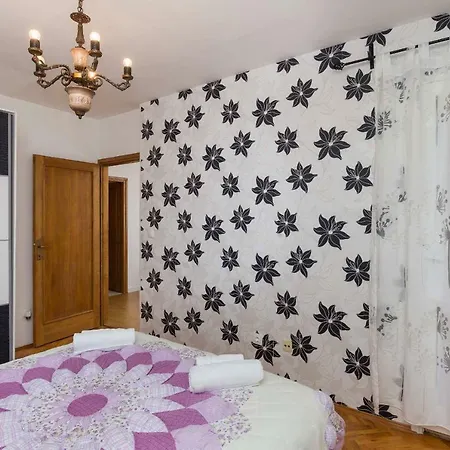 White Rose Daire Dubrovnik