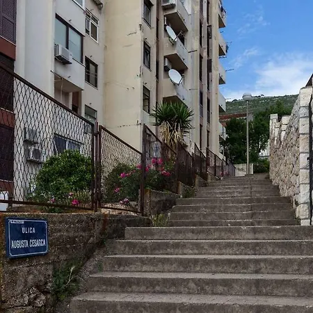 White Rose Apartment *